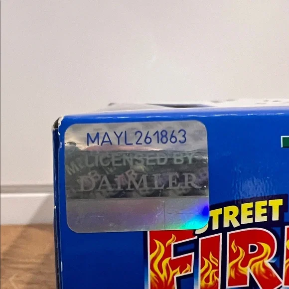 Bburago Street Fire 1/43 Red Mercedes Convertible Die-Cast Toy Car - Picture 3 of 13